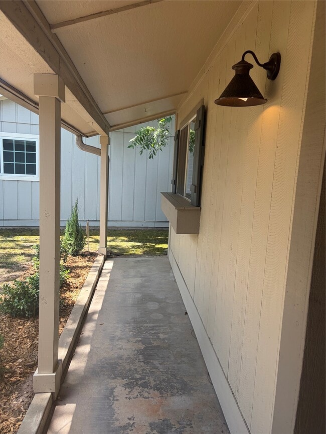 Building Photo - 9 Wolfhound Ln