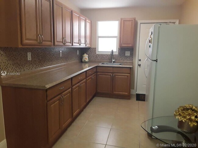 Building Photo - 2031 Acapulco Dr