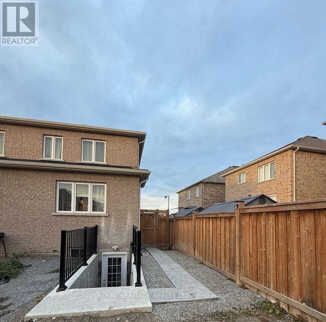 Photo du bâtiment - 985 Black Cherry Bsmt Dr