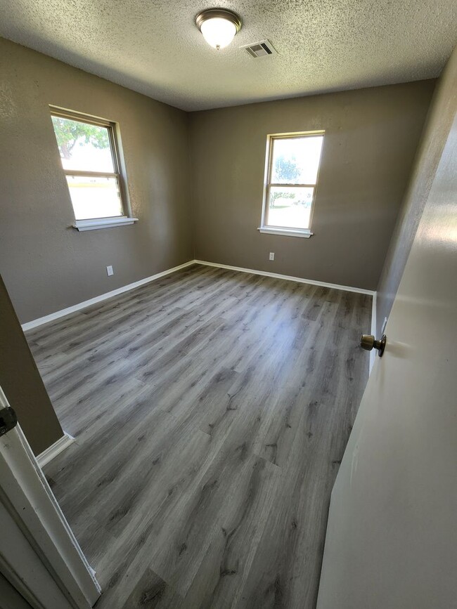 Building Photo - Charming 4 Bed 1 Bath Home in SE OKC