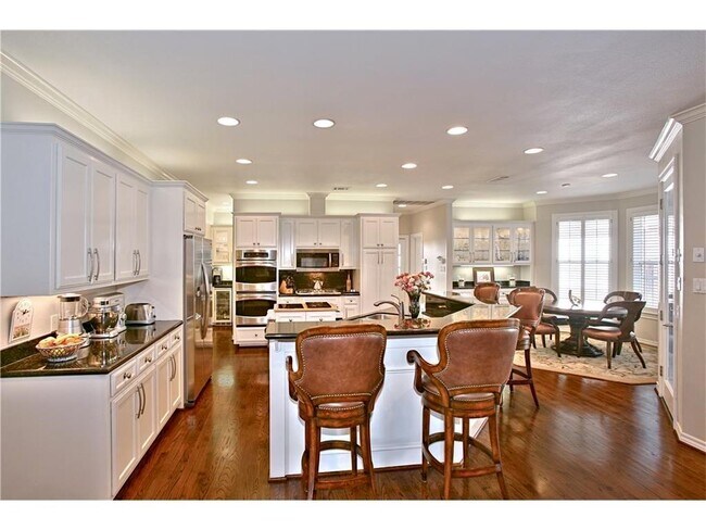 Building Photo - Live in exclusive Mira Vista!