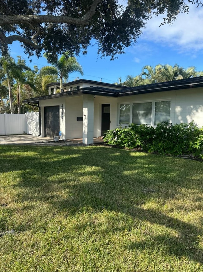 Foto del edificio - 4390 Maple St NE