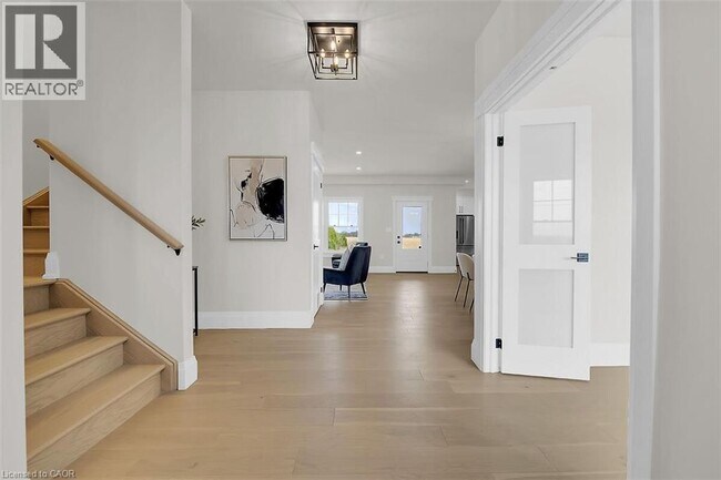 Photo du bâtiment - 8184 Airport Rd E