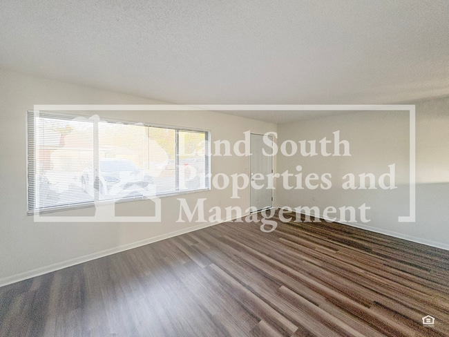 Foto del edificio - 105 Rosalynn Cir