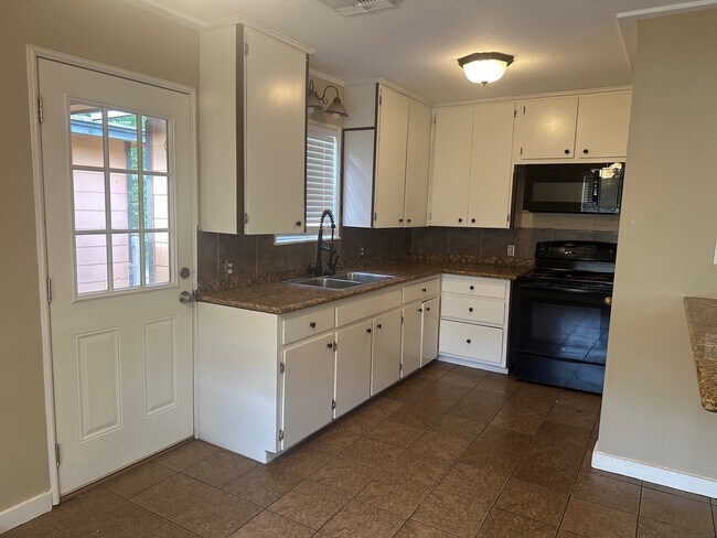 Foto del edificio - 114 Forest Oaks Ln