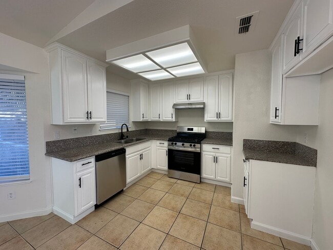 Foto del edificio - Move In Ready 3 Bedroom!