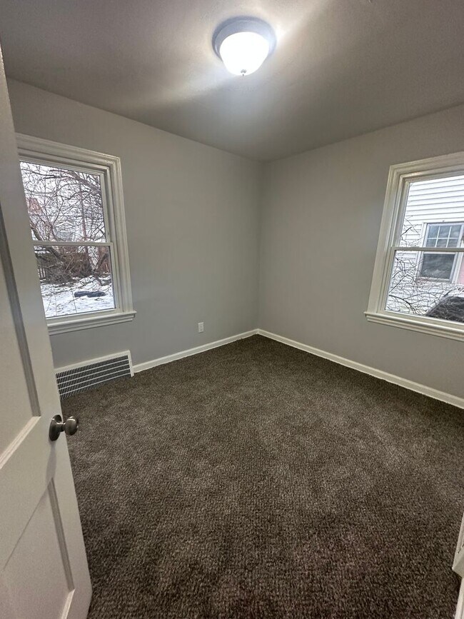 Building Photo - 3bd Single Lee/Harvard Section 8