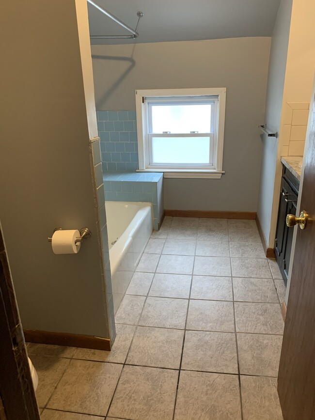 Full bath - 822 2nd St