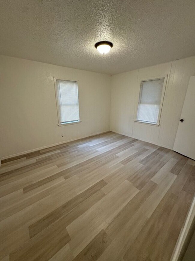 Building Photo - 3bd 1ba Ready for Immediate Move-in