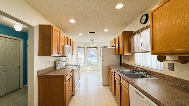 Building Photo - 260 Lake Suzanne Dr