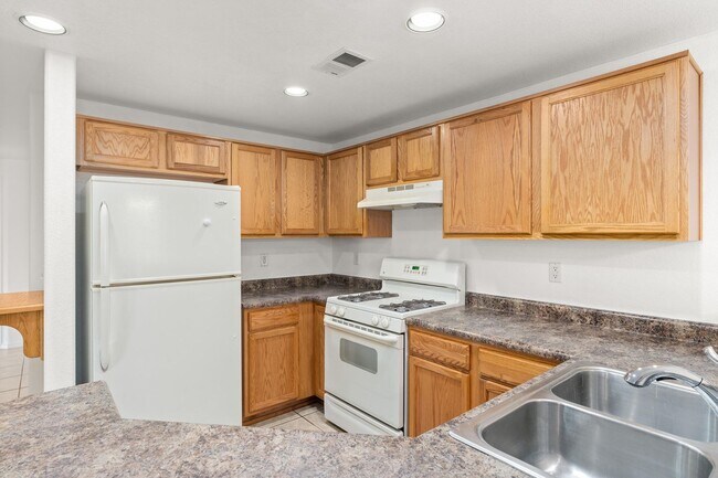 Kitchen - 6800 Vista del Norte Rd NE