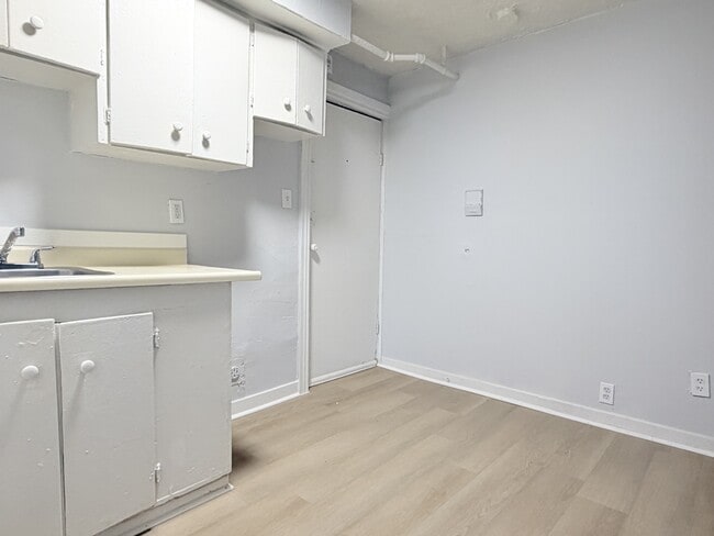 Building Photo - 1441 Wyandotte St E