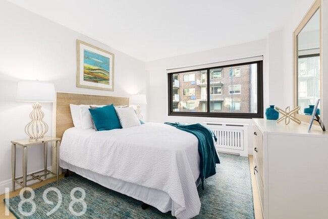 Building Photo - 135 W 96th St