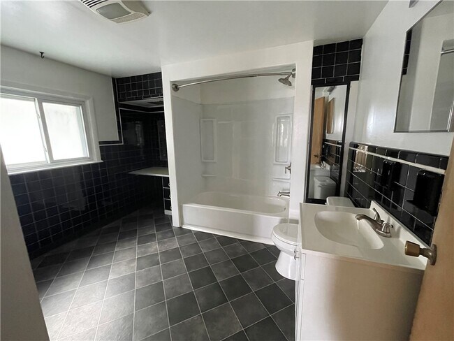 Foto del edificio - 1143 E 27th St