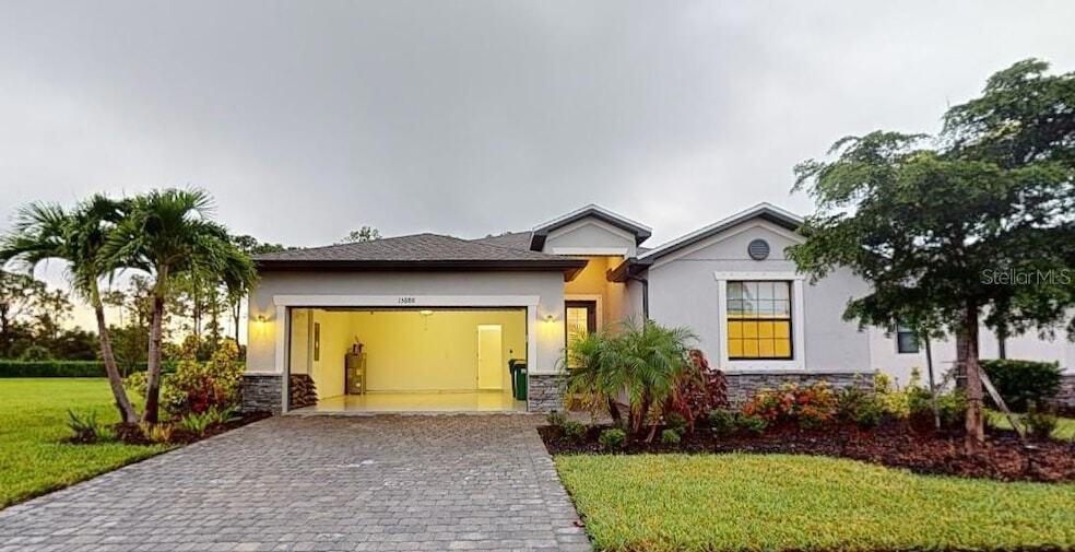 Foto principal - 15888 Honeysuckle St