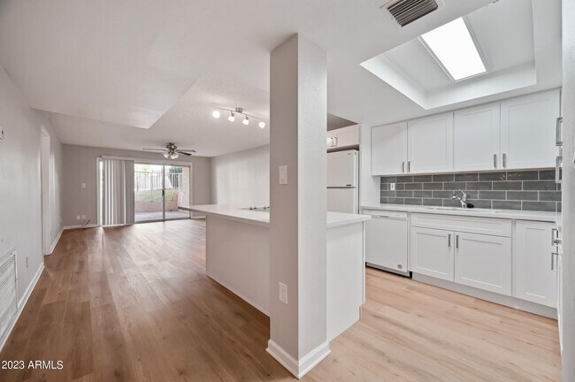 Building Photo - 11044 N 28th Dr