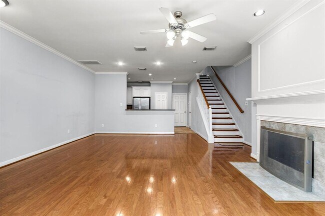 Building Photo - 707 W Heights Hollow Ln