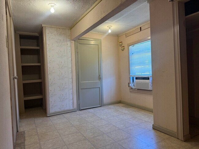 Foto del edificio - 2414 Sanders Ave