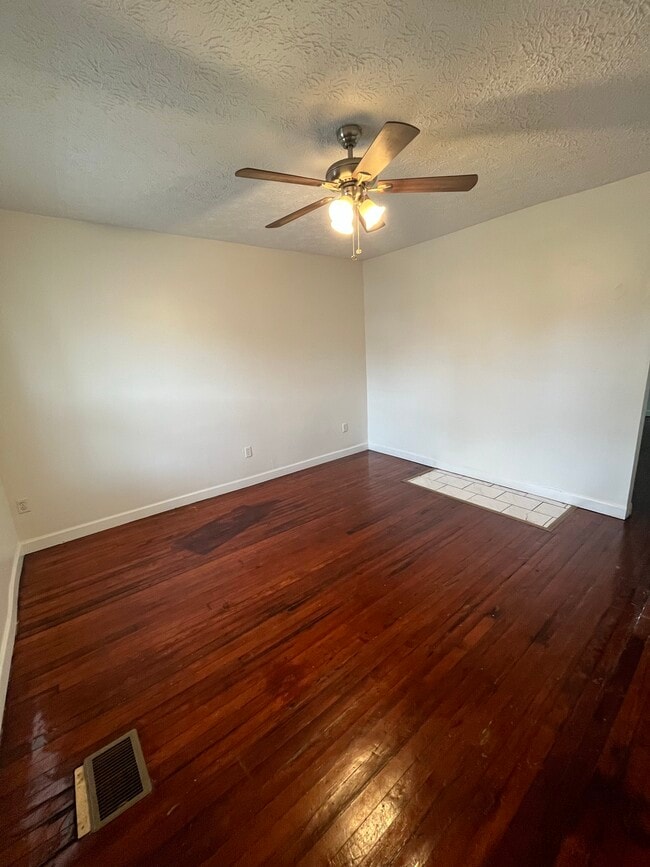Building Photo - 565 E Deshler Ave