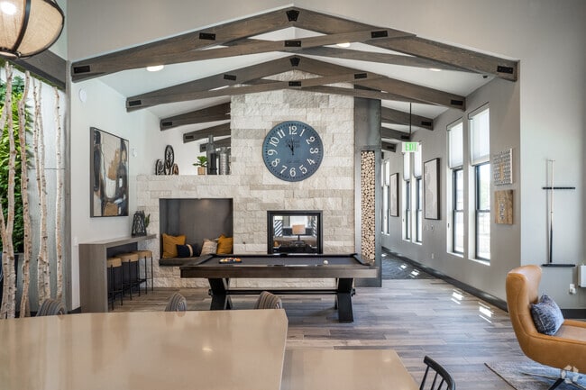 Guest Lounge - Savanna Nine Mile