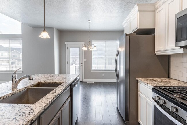 Building Photo - Bright and Charming Townhome Nestled in th...