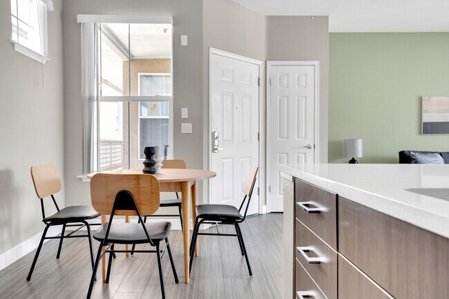 Foto del edificio - 1265 Lakeside Dr