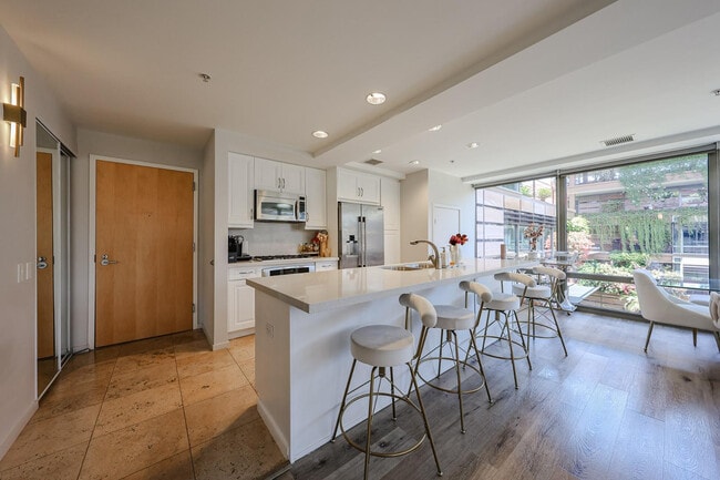 Building Photo - 7137 E Rancho Vista Dr