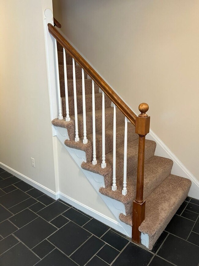 Foto del edificio - Wonderful end unit in Downtown Bethesda, 1 Mi. to Bethesda Metro