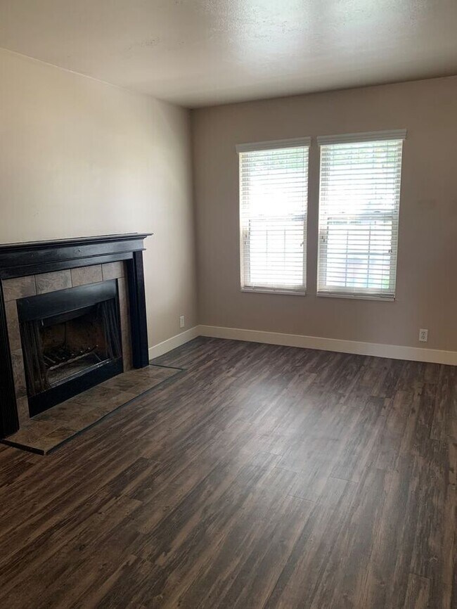Building Photo - 2 Bed 1.5 Bath End Unit Townhome!