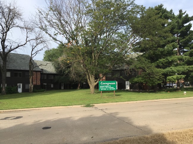 Building Photo - Evergreen Apartments