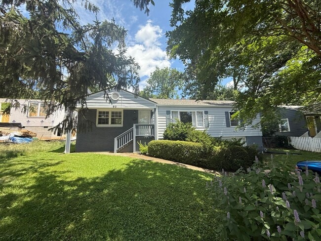 Building Photo - Walking distance to Merrimon Ave and the B...