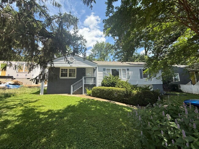 Foto del edificio - Walking distance to Merrimon Ave and the B...