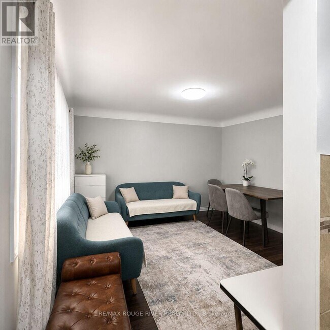 Photo du bâtiment - 283 E 45th St