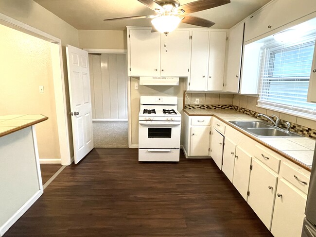 Building Photo - 5905 Hugo Dr