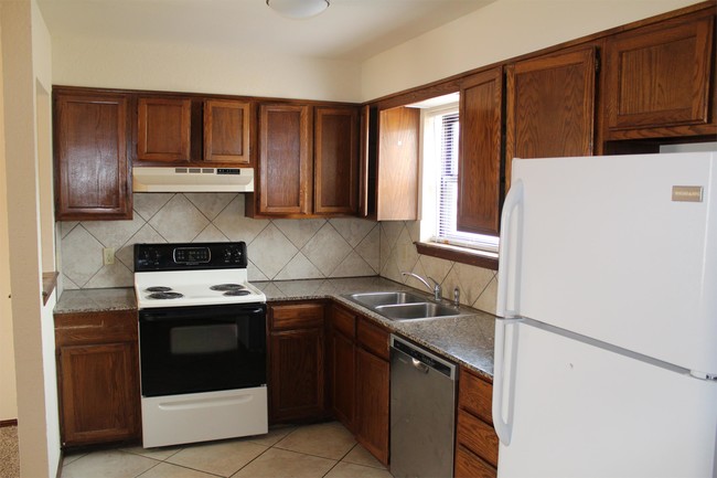 Building Photo - 707 S Foster Ave