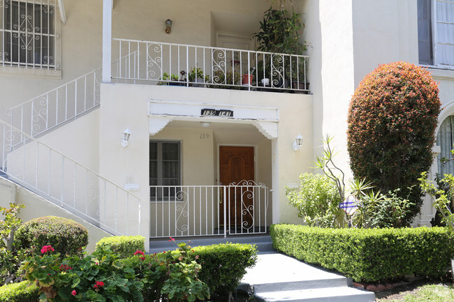 Foto del edificio - 141 N Clark Dr