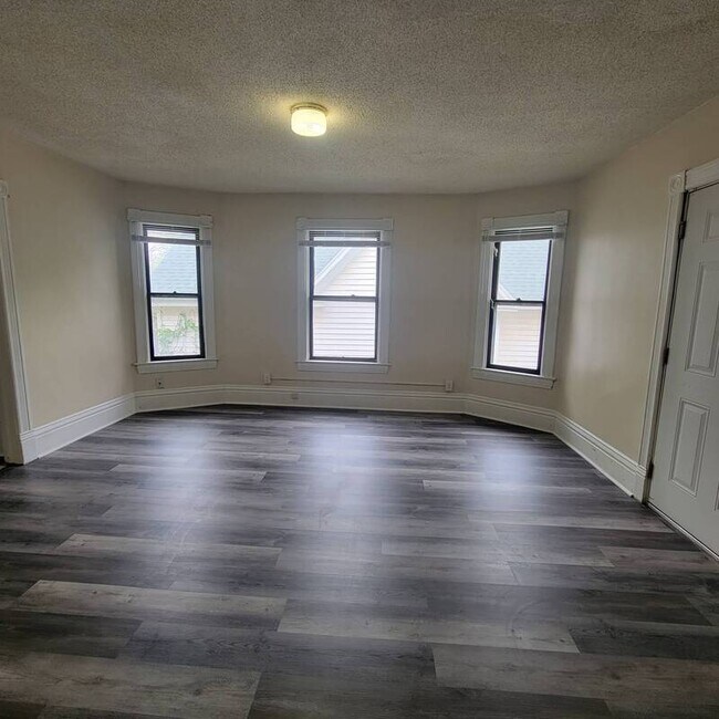 Building Photo - 849 6th St E