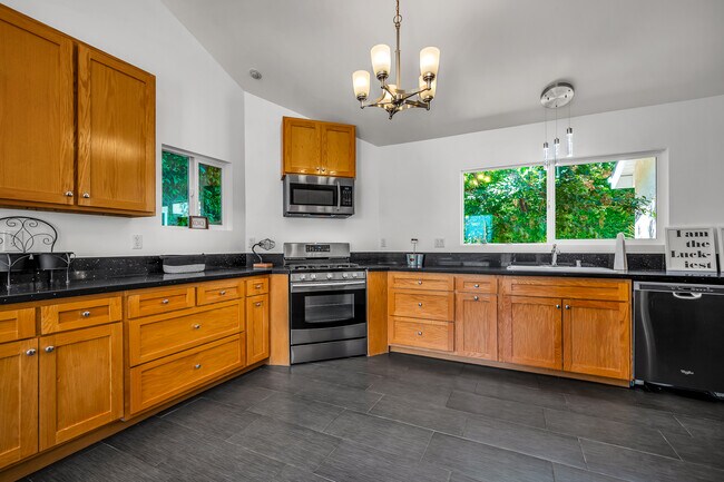 Foto del edificio - 910 N Hayworth Ave