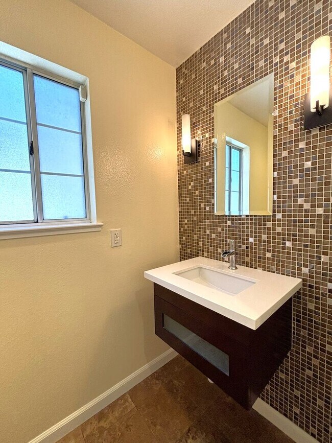 Building Photo - Charming 2 Story Family Home 3 Beds 2.5 Baths