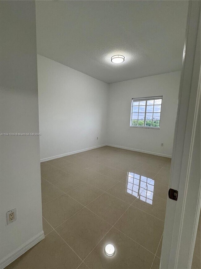 Foto del edificio - 5271 SW 8th St
