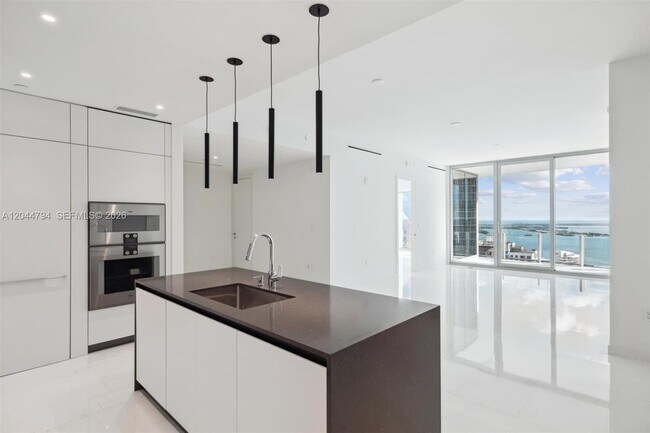 Foto del edificio - 300 Biscayne Boulevard Way