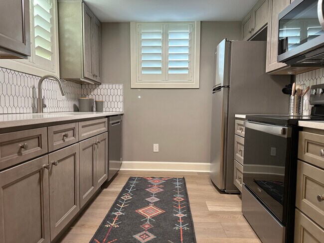 Fully Stocked Kitchen - 2394 E Blaine Ave