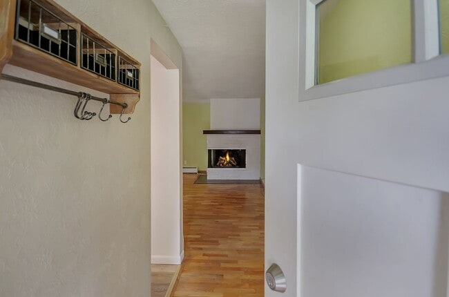 Building Photo - AVAILABLE NOW! RAMBLER W/HUGE FENCED BACK ...