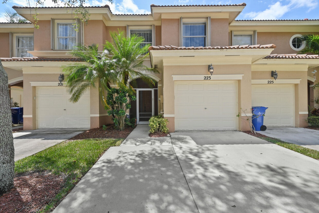 223 River Bluff Ln, Royal Palm Beach, FL 33411 Townhome Rentals in