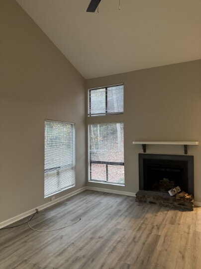 Foto del edificio - North Hall Duplex Available Immediately!