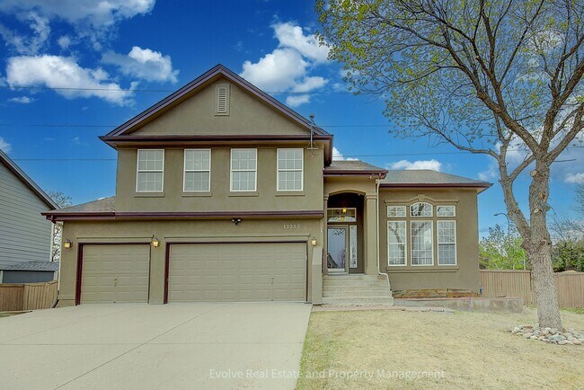 Foto del edificio - Evolve Real Estate: Spacious 4-Bedroom Home with Finished Basement & 3-Car Garage in Thornton- Av...