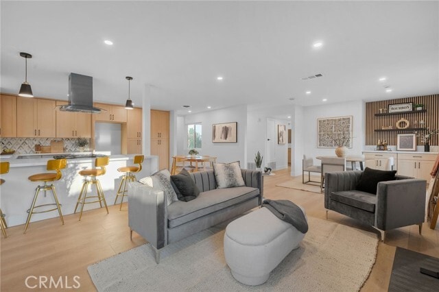 Foto del edificio - 6210 Halstead Ave