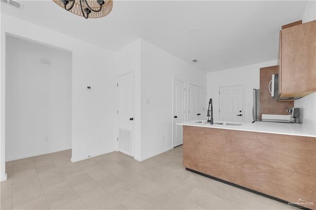 Building Photo - 14 E Mayfair St