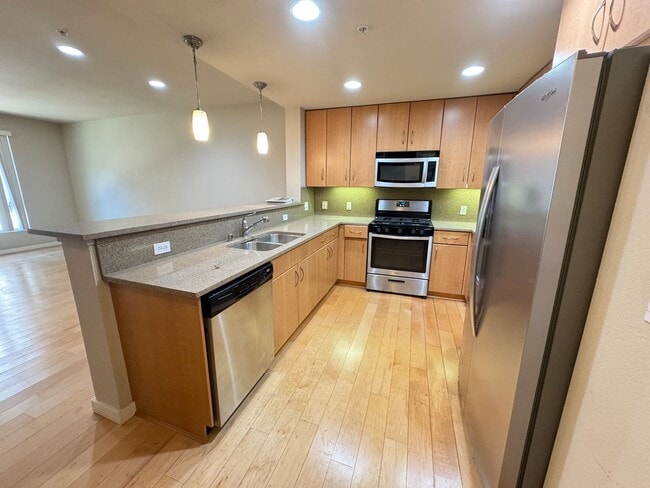 Building Photo - 1BED/1BATH CONDO AVAILABLE FOR RENT NEAR LAKE MERRIT IN  DOWNTOWN OAKLAND, CA!!!