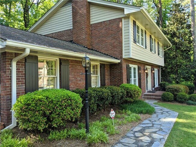 Building Photo - 2462 Helmsdale Dr NE